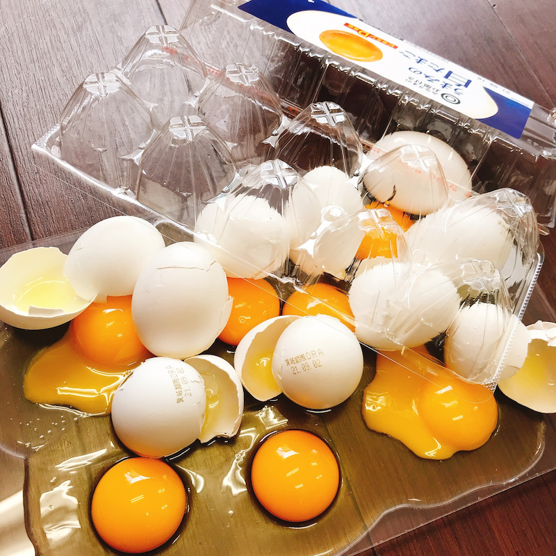 食品サンプルアート「パックごと落とした生卵」